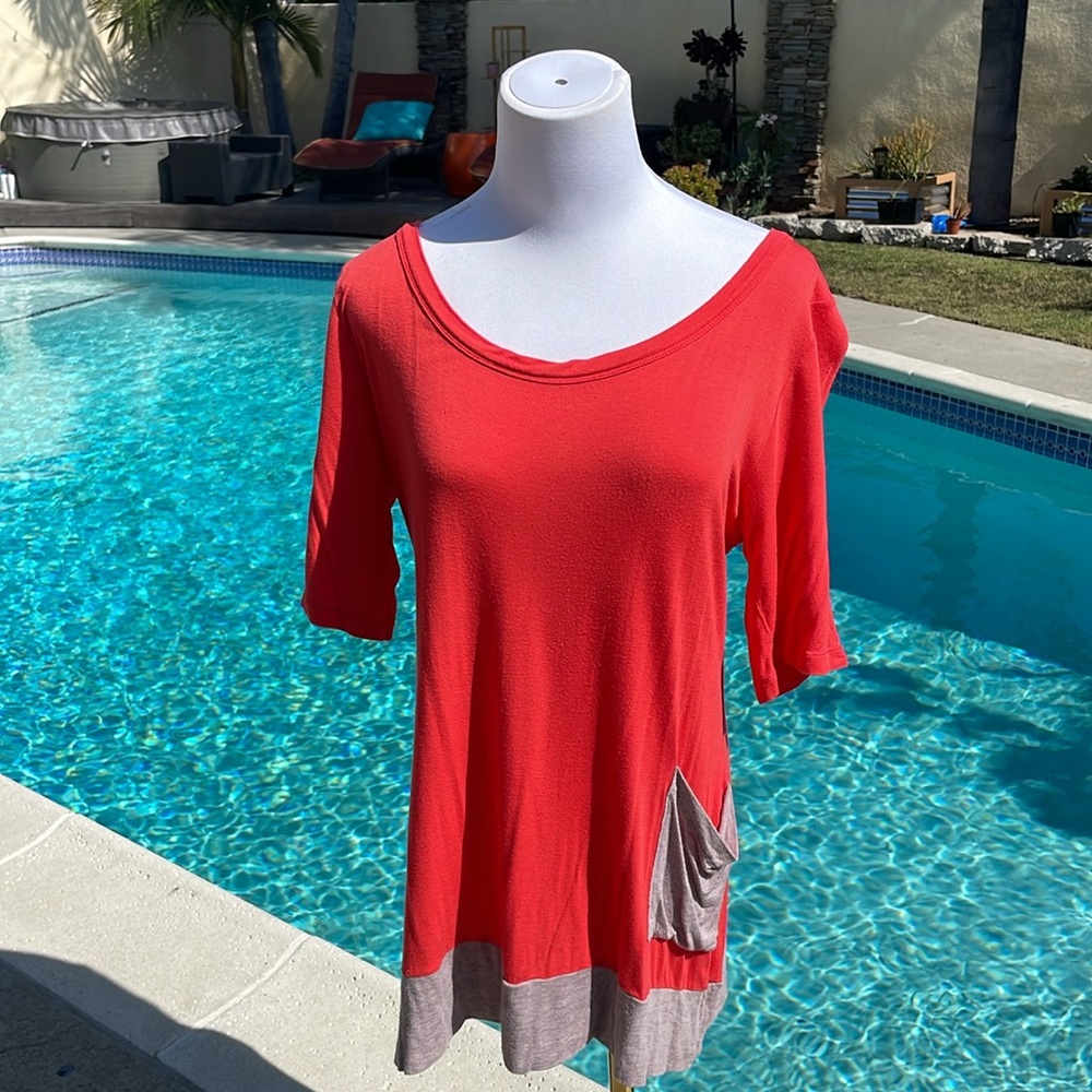 Red/orange Top with gray accents pull over short sleeved top | size M